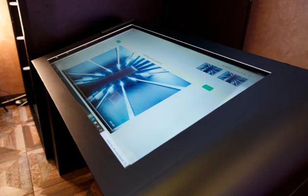 Выставка фотобудок с сенсорным столом для просмотра презентации оборудования
